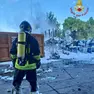 Un vigile del fuoco impegnato a spegnere il rogo di Fossò
