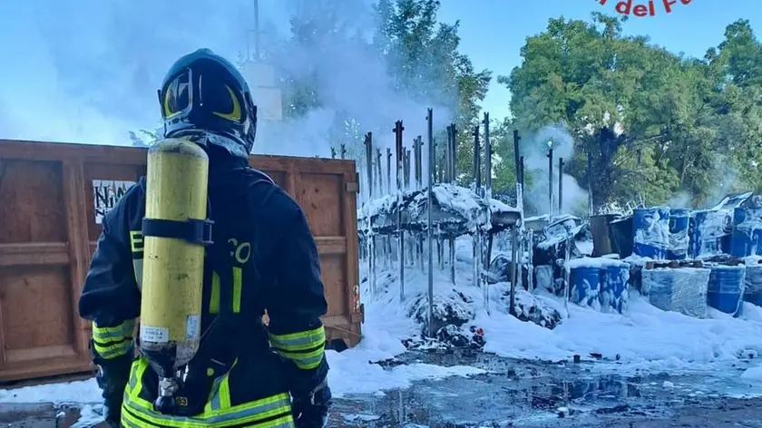 Un vigile del fuoco impegnato a spegnere il rogo di Fossò