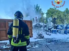 Un vigile del fuoco impegnato a spegnere il rogo di Fossò