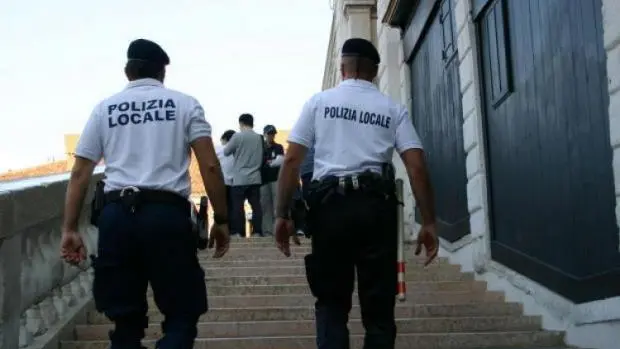 Controlli della polizia locale sul ponte di Rialto