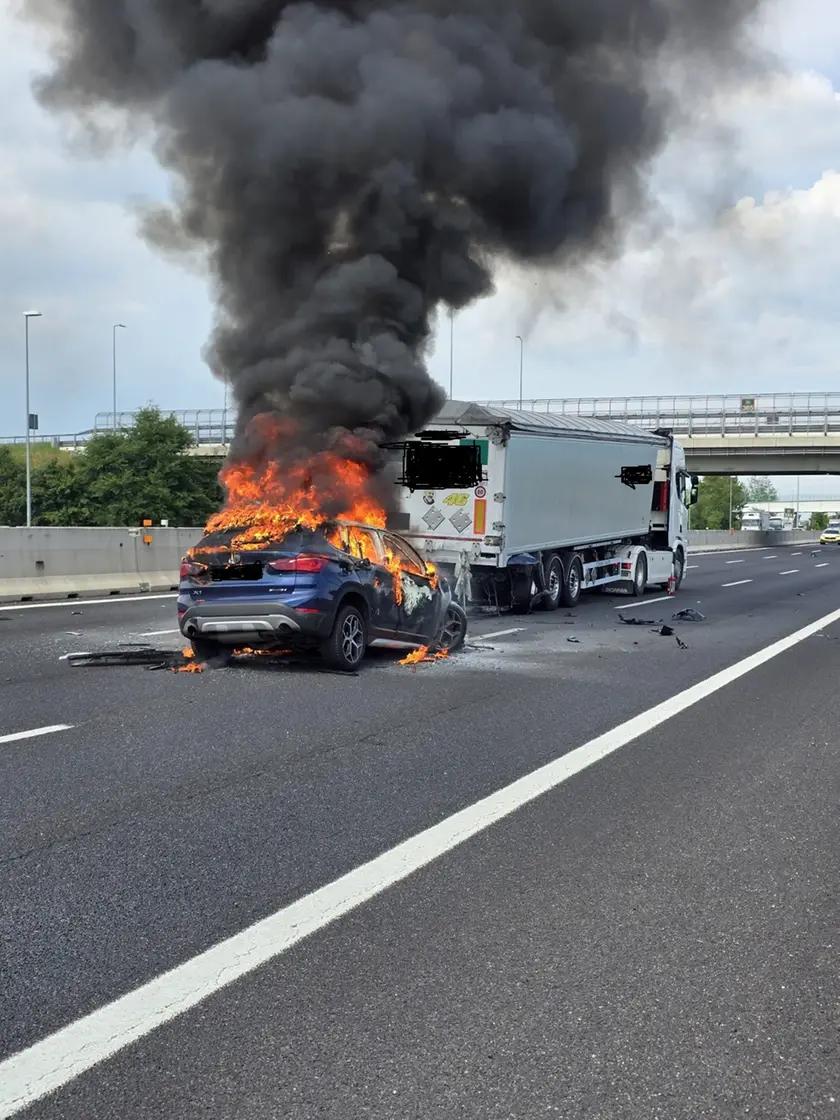 L'auto in fiamme poco dopo lo schianto
