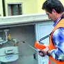 I truffatori fingono di dover cambiare i contatori per introdursi nelle case