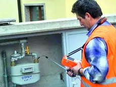 I truffatori fingono di dover cambiare i contatori per introdursi nelle case