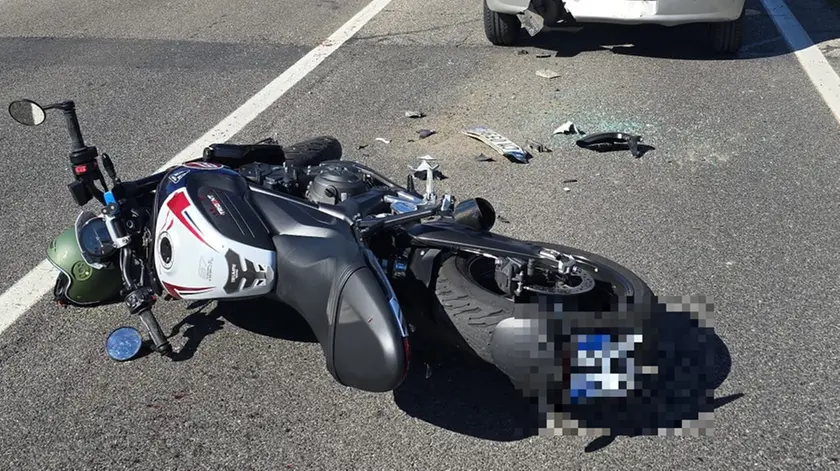 La moto finita contro l'auto a San Donà