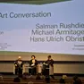 Salman Rushdie, Michael Armitage e Hans Ulrich Obrist durante l'Art Conversation a Palazzo Grassi