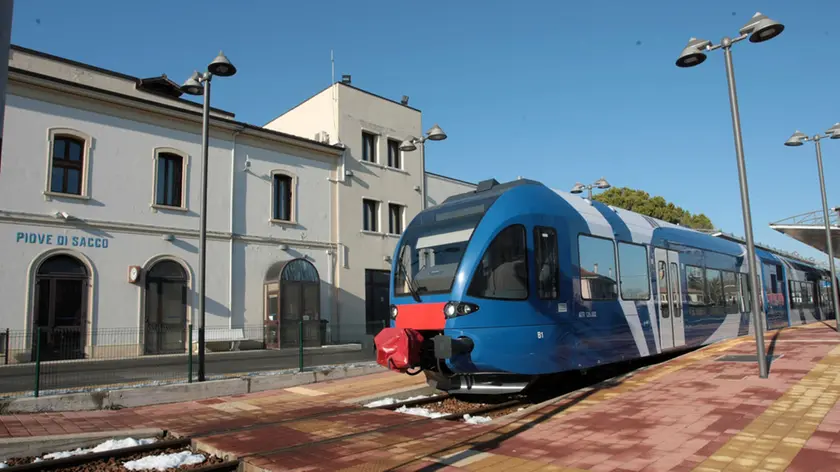 Un convoglio della linea Mestre - Adria soggetta ad ammoderamento