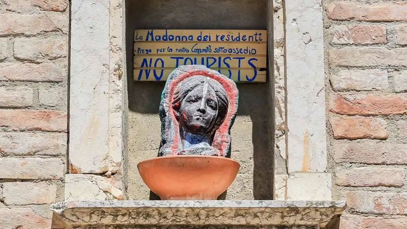 La Madonna dei Residenti in campo San Boldo (Foto Interpress)