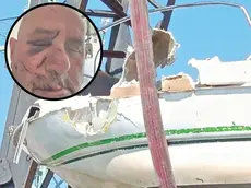 Nel tondo Luciano Orlandi dopo lo schianto,nella foto grande la sua barca danneggiata dopo lo schianto con la motonave