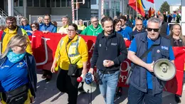 Dipendenti di Electrolux all'esterno dello stabilimento di Porcia