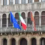 Le bandiere sulla sa sede municipale a Ca' Farsetti