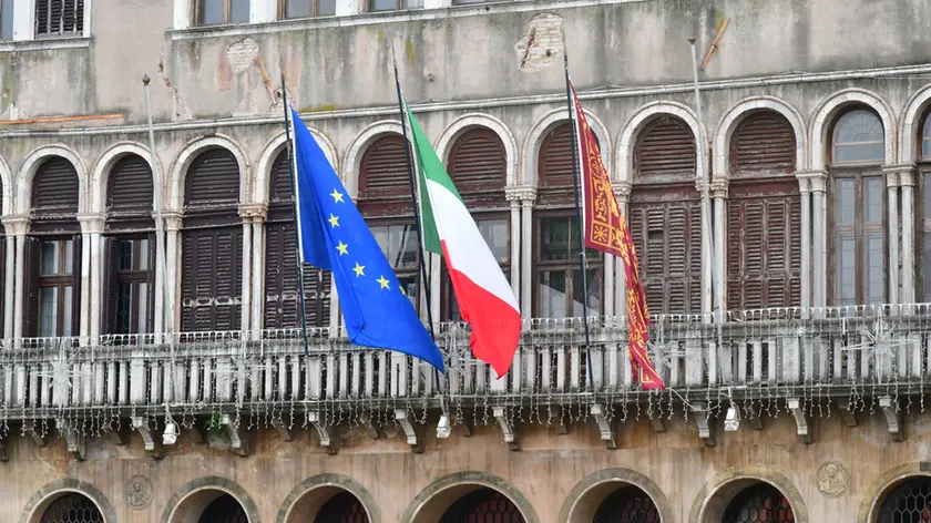 Le bandiere sulla sa sede municipale a Ca' Farsetti