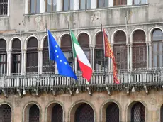Le bandiere sulla sa sede municipale a Ca' Farsetti