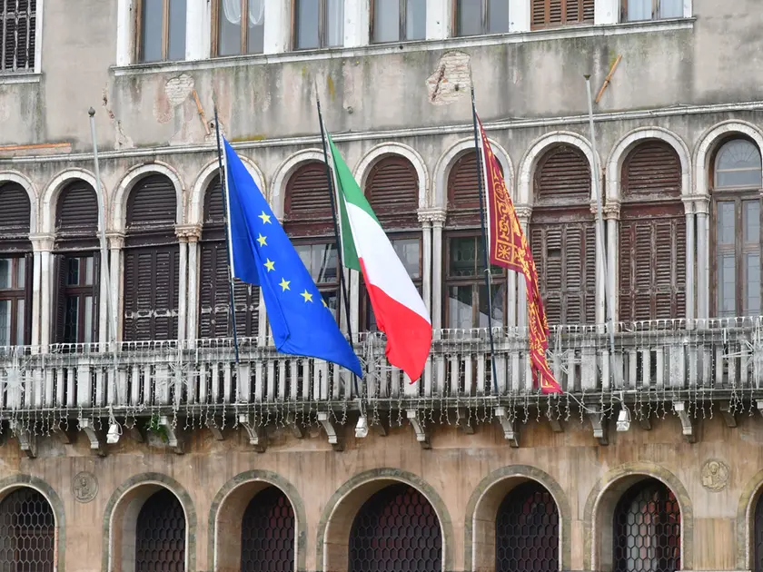 Le bandiere sulla sa sede municipale a Ca' Farsetti