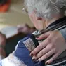 Un'anziana vittima della truffa dell’abbraccio