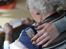 Un'anziana vittima della truffa dell’abbraccio