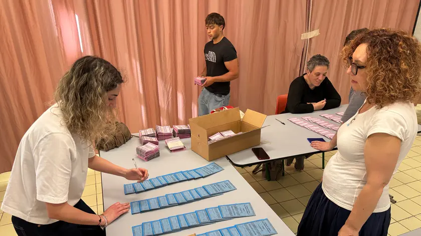 La preparazione di un seggio elettorale