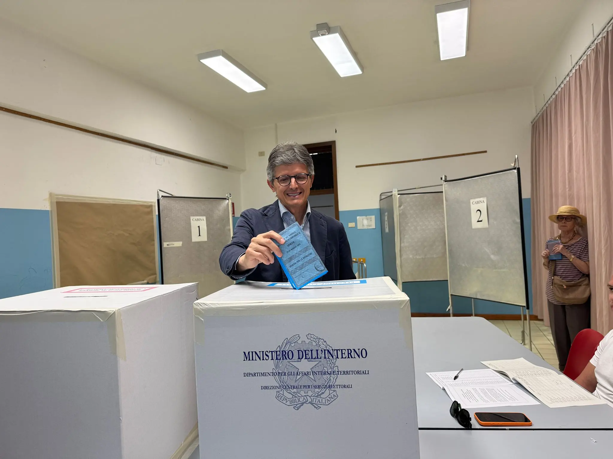 Sette degli otto candidati alla fascia di primo cittadino di Venezia hanno votato nella mattinata della prima giornata di voto, domenica 24 maggio, ciascuno nel proprio seggio tra il centro storico e Mestre. L'unico candidato a non essere residente nel Comune lagunare è Roberto Agirmo di Resistere Veneto.