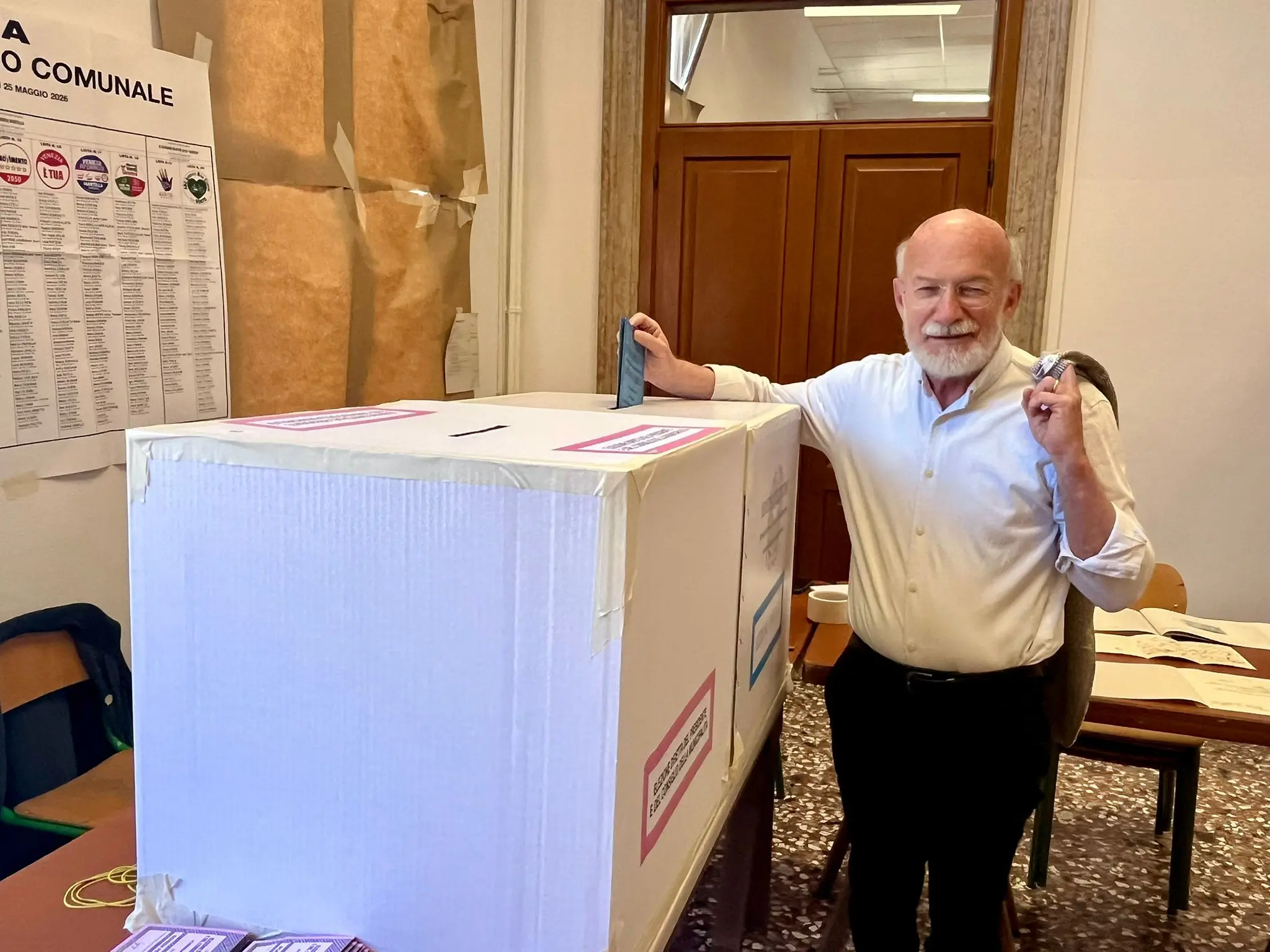 Sette degli otto candidati alla fascia di primo cittadino di Venezia hanno votato nella mattinata della prima giornata di voto, domenica 24 maggio, ciascuno nel proprio seggio tra il centro storico e Mestre. L'unico candidato a non essere residente nel Comune lagunare è Roberto Agirmo di Resistere Veneto.