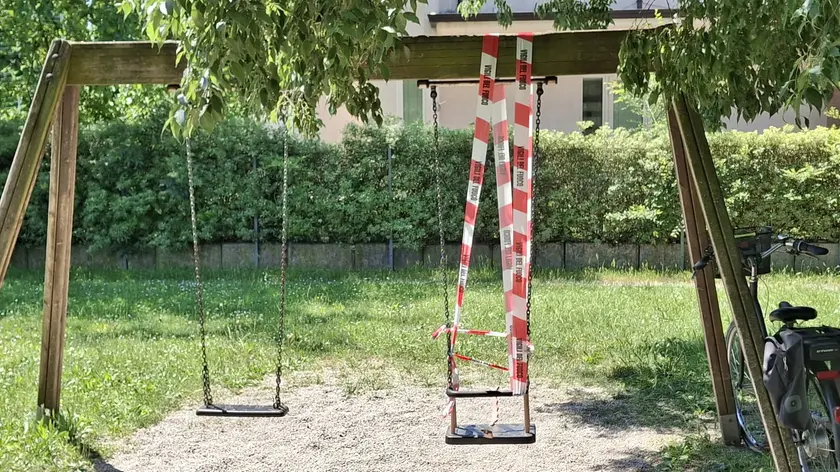 L’altalena fuori uso dopo l'incidente