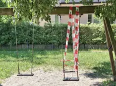 L’altalena fuori uso dopo l'incidente