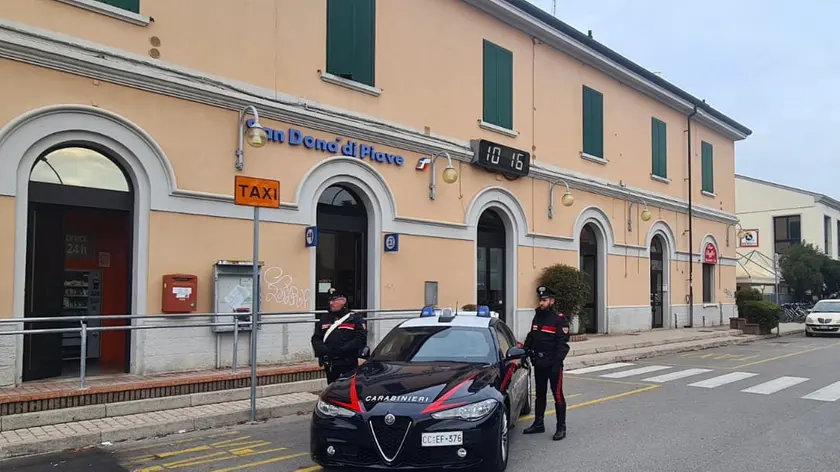 san donà, auto dei carabinieri davanti alla stazione