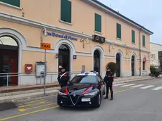 san donà, auto dei carabinieri davanti alla stazione