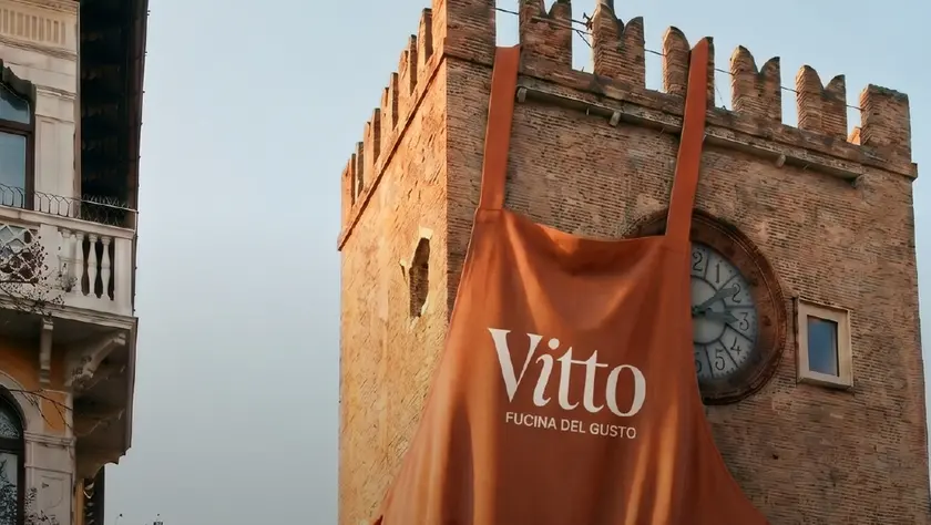 Il grembiule di Vitto campeggia sulla Torre civica di Mestre
