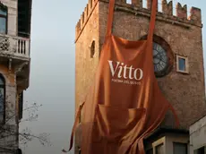 Il grembiule di Vitto campeggia sulla Torre civica di Mestre
