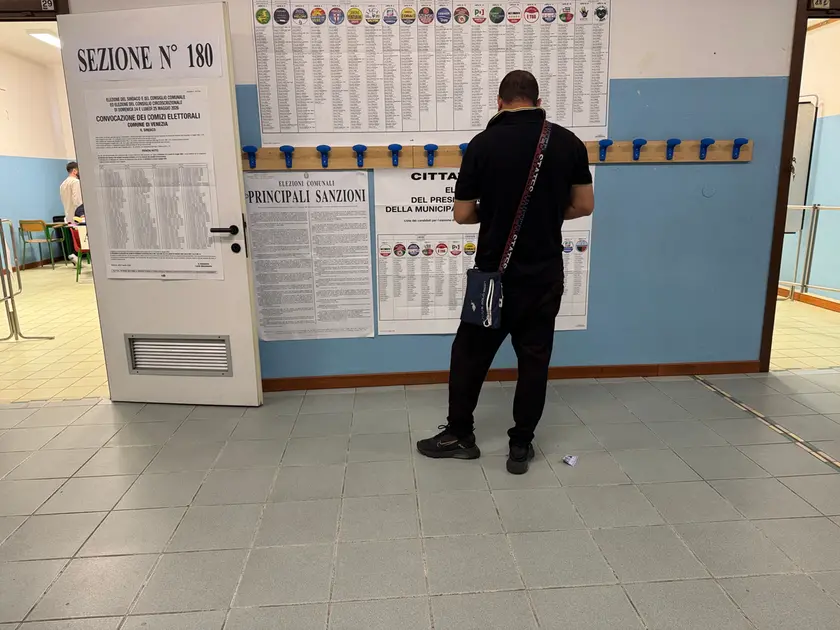 Un elettore al seggio per le Comunali di Venezia (foto Pòrcile)