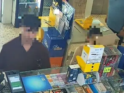 I due ladri al bancone della tabaccheria
