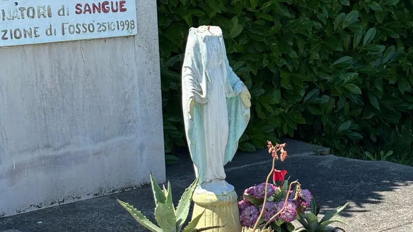 La statua della Madonna decapitata a Fossò