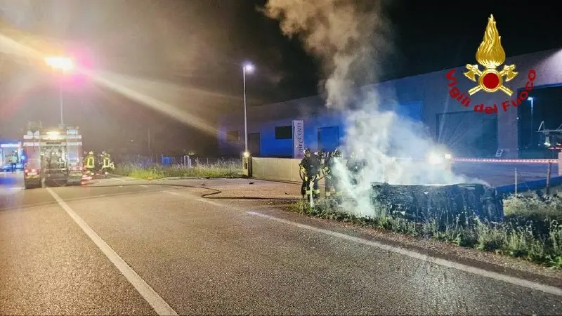 L'auto distrutta dopo l'incidente avvenuto lungo la Pontebbana a Spresiano