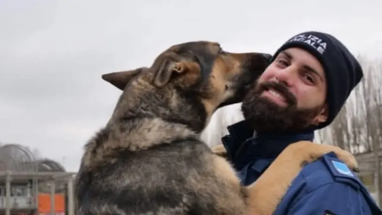Il cane antidroga Kuma con il suo conduttore Enrico D'Agostino