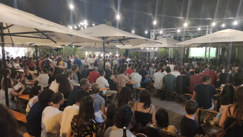 Un maxischermo in un locale a Forte Marghera