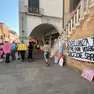 Gli striscioni del corteo di protesta in via Palazzo