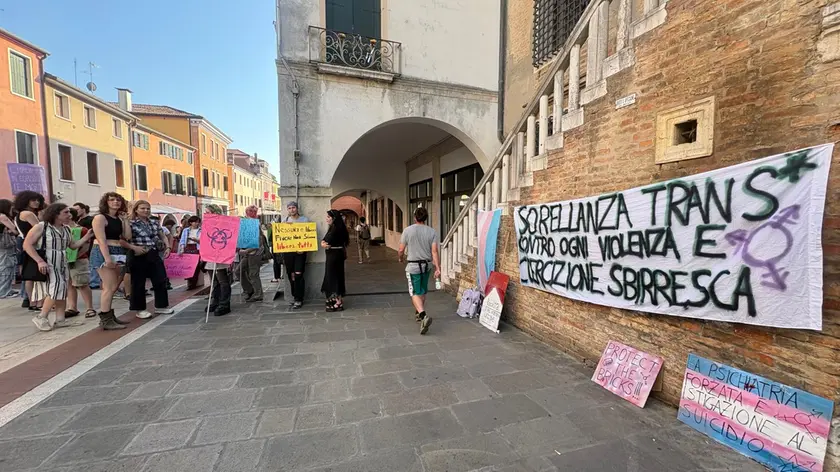 Gli striscioni del corteo di protesta in via Palazzo