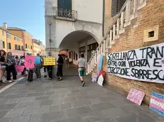 Gli striscioni del corteo di protesta in via Palazzo