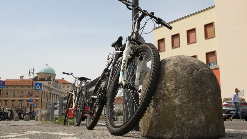 Una bicicletta parcheggiata sulle Rive (foto Andrea Lasorte)