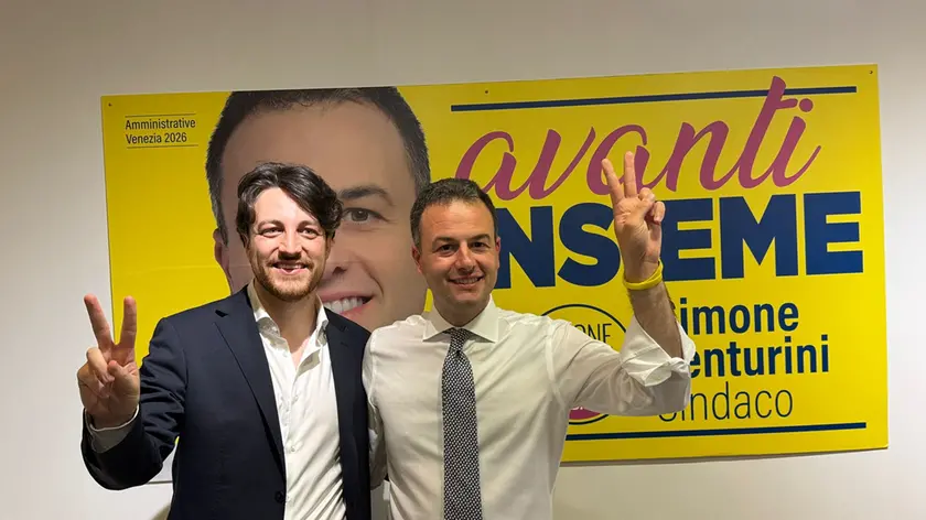 Simone Venturini festeggia con il governatore veneto, Alberto Stefani (foto Pòrcile)
