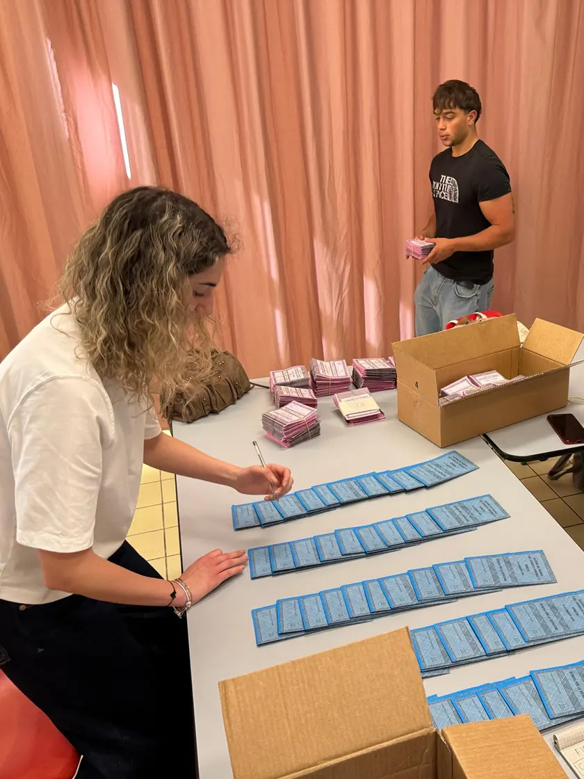 Procedure di voto in una scuola di Mestre