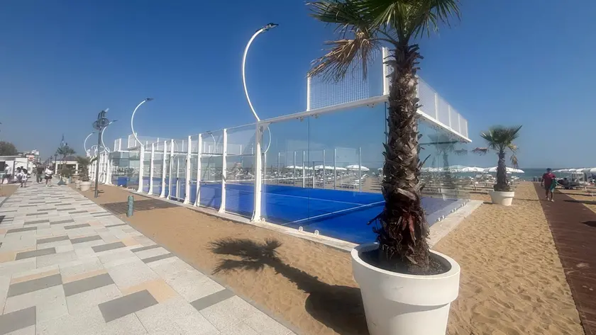 Uno dei campi da padel in costruzione nel tratto verso piazza Brescia (Foto Bortoluzzi)