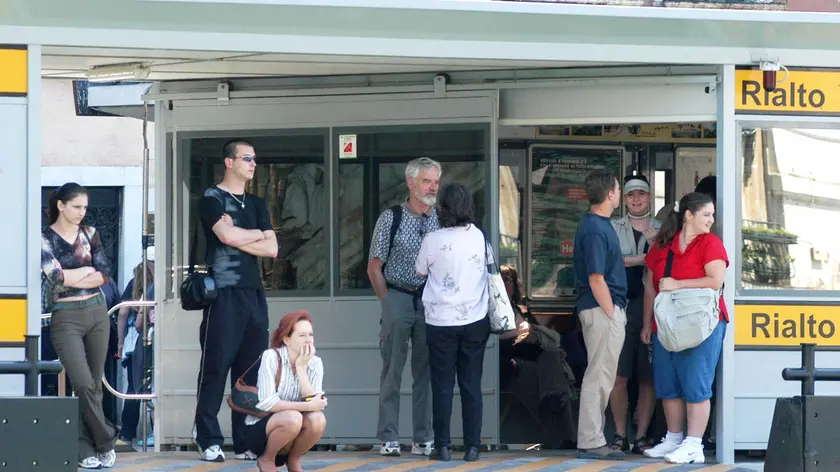 Passeggeri in attesa all'imbarcadero
