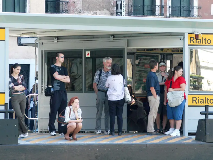Passeggeri in attesa all'imbarcadero