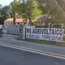 Uno striscione del comitato contrario all'agrivoltaico a Torre di Fine