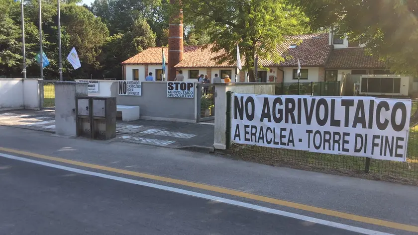 Uno striscione del comitato contrario all'agrivoltaico a Torre di Fine