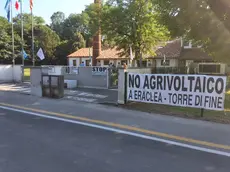Uno striscione del comitato contrario all'agrivoltaico a Torre di Fine