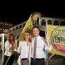 Simone Venturini festeggia la vittoria con la moglie Carolina Fullin