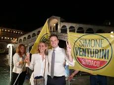 Simone Venturini festeggia la vittoria con la moglie Carolina Fullin