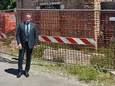 Teodoro Marolo davanti alla chiesetta della Rana a Marghera