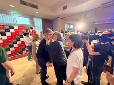 Andrea Martella la sera delle elezioni dopo la certezza della sconfitta, abbracciato dai sostenitori (foto Porcile)